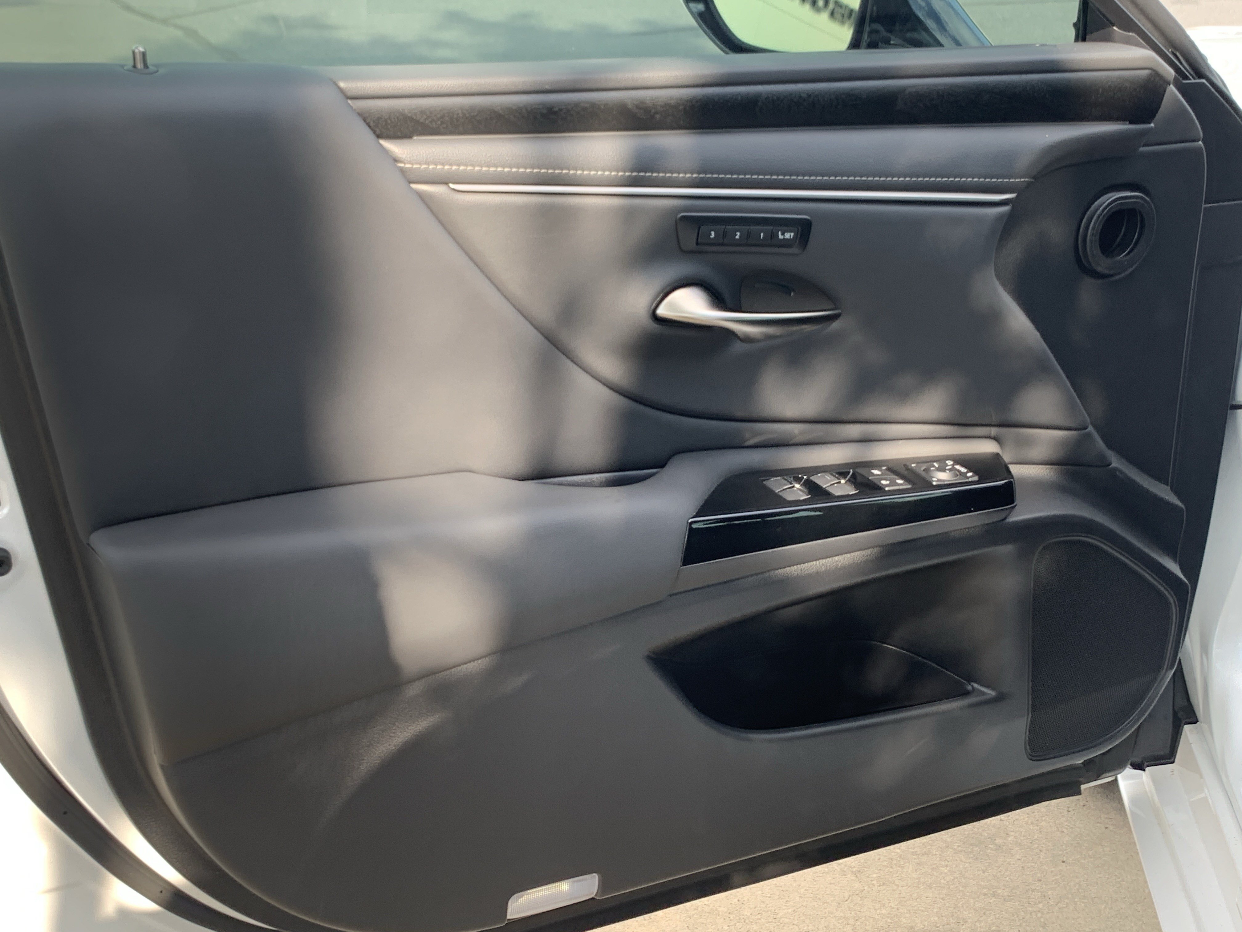 Used 2025 Lexus ES 300h w/ Premium Package FWD image 14
