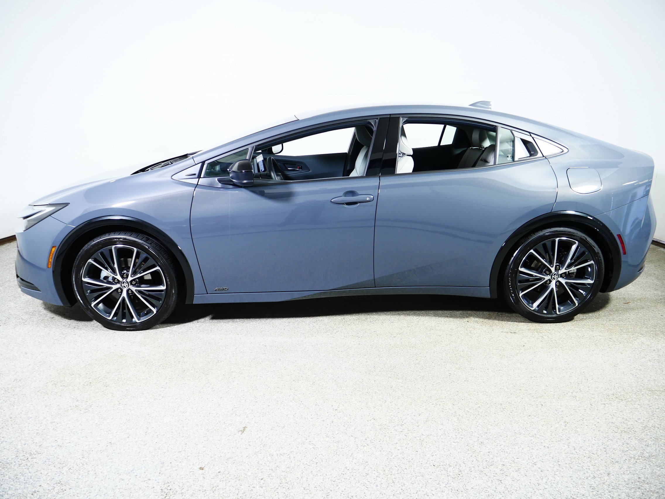 Used 2025 Toyota Prius XLE AWD/4WD image 4