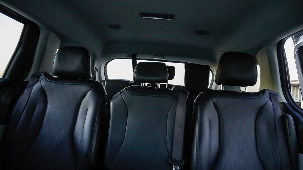 Used 2024 Kia Carnival LX image 27