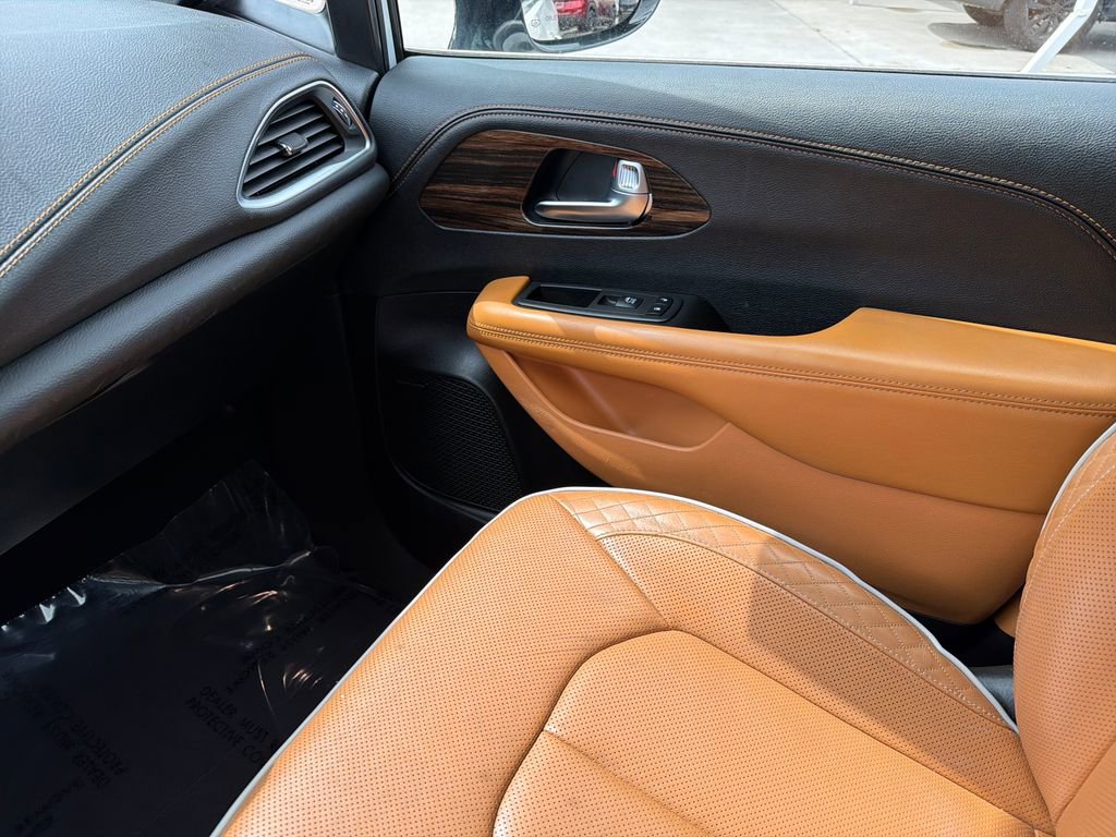 Used 2023 Chrysler Pacifica Pinnacle FWD image 31