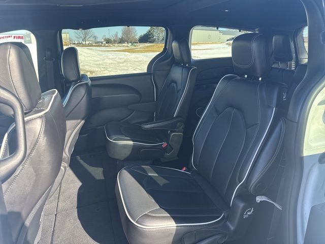 Used 2025 Chrysler Pacifica Limited image 27