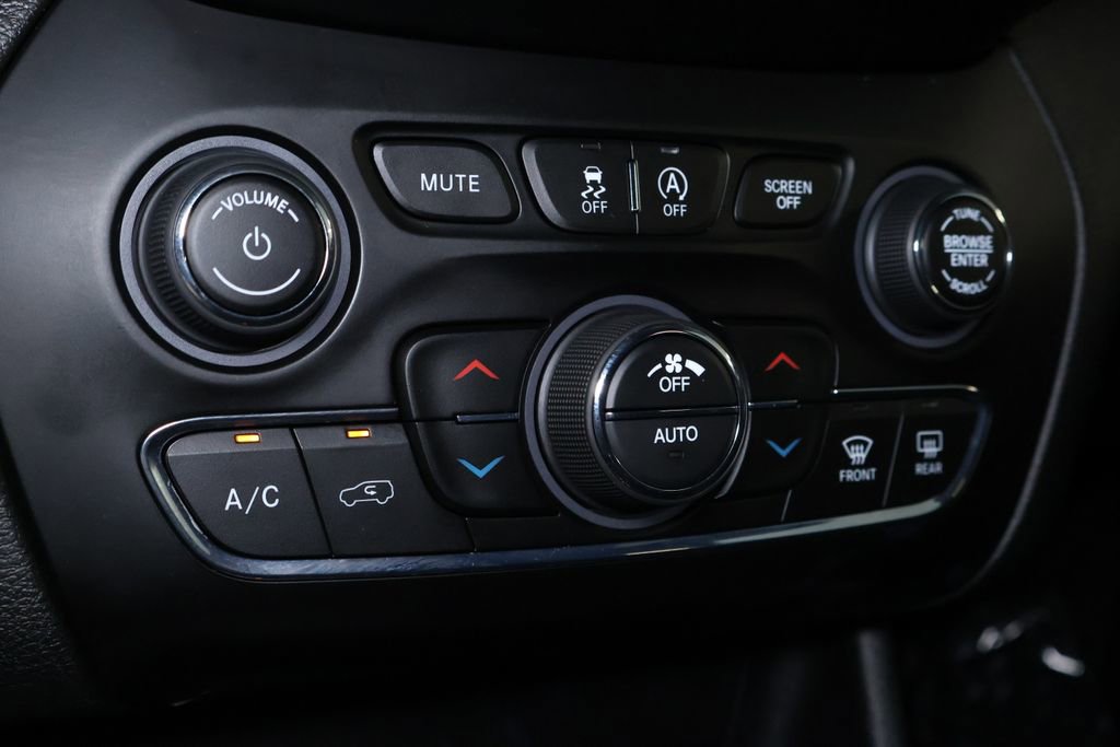 Used 2019 Jeep Cherokee Limited image 32