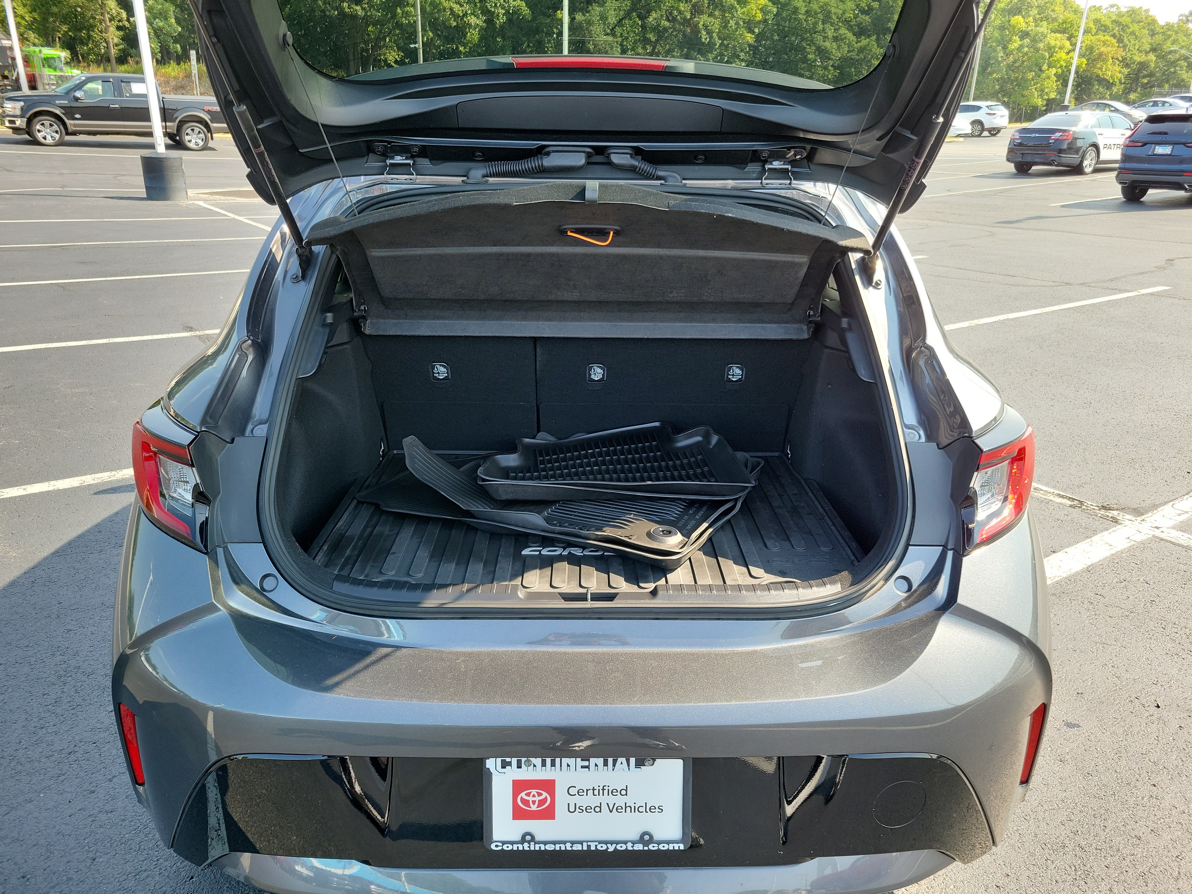 Certified 2025 Toyota Corolla SE w/ SE Package FWD image 8