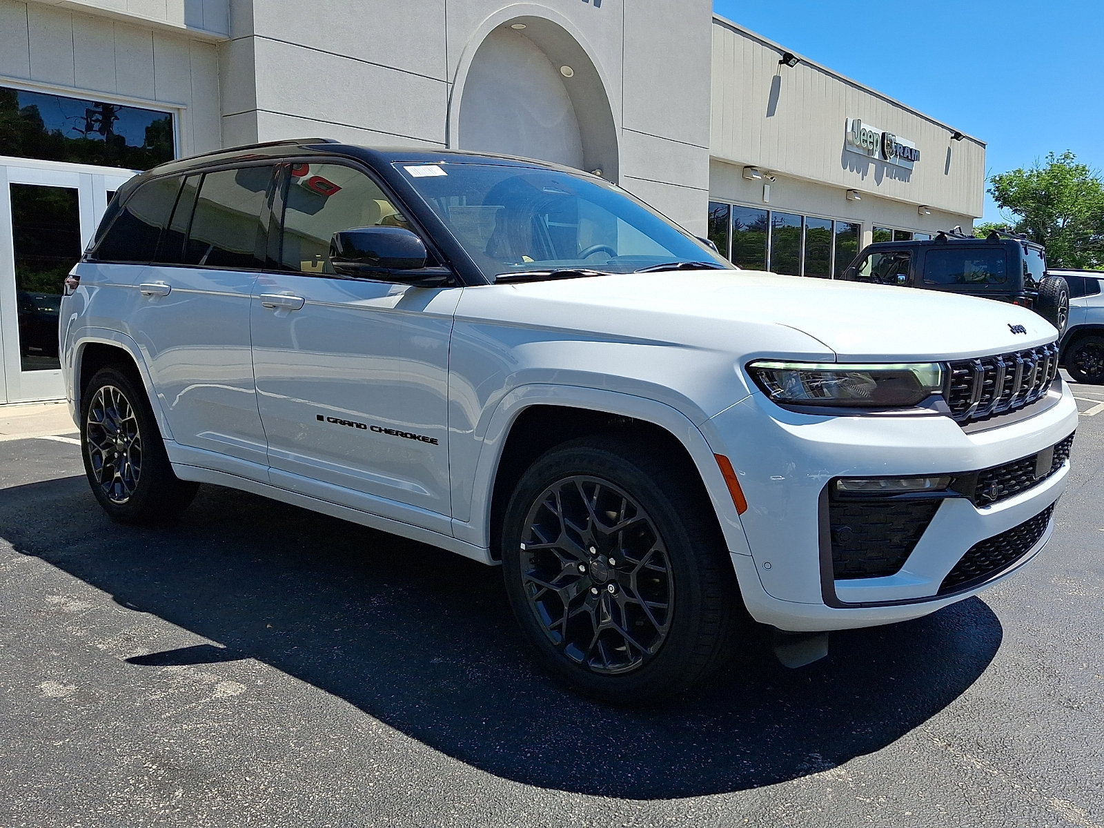 New 2026 Jeep Grand Cherokee Summit w/ Obsidian Package AWD/4WD image 2