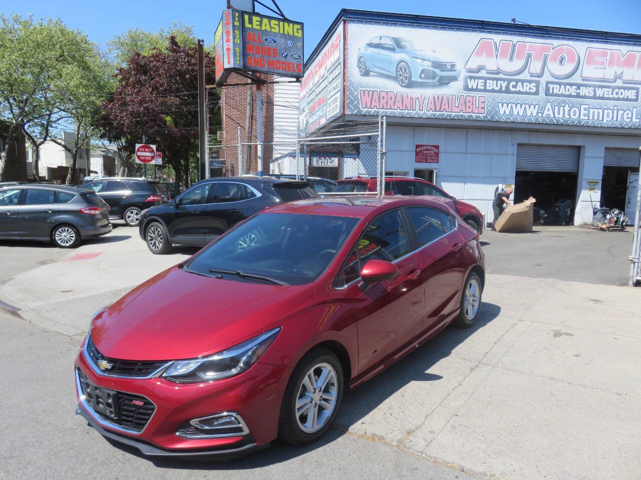 Used 2017 Chevrolet Cruze LT w/ Sun And Sound Package FWD image 2