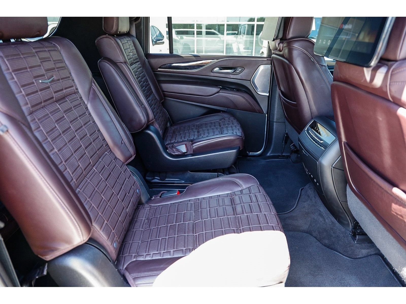 Used 2023 Cadillac Escalade ESV V w/ Heavy-Duty Trailer Package AWD/4WD image 19