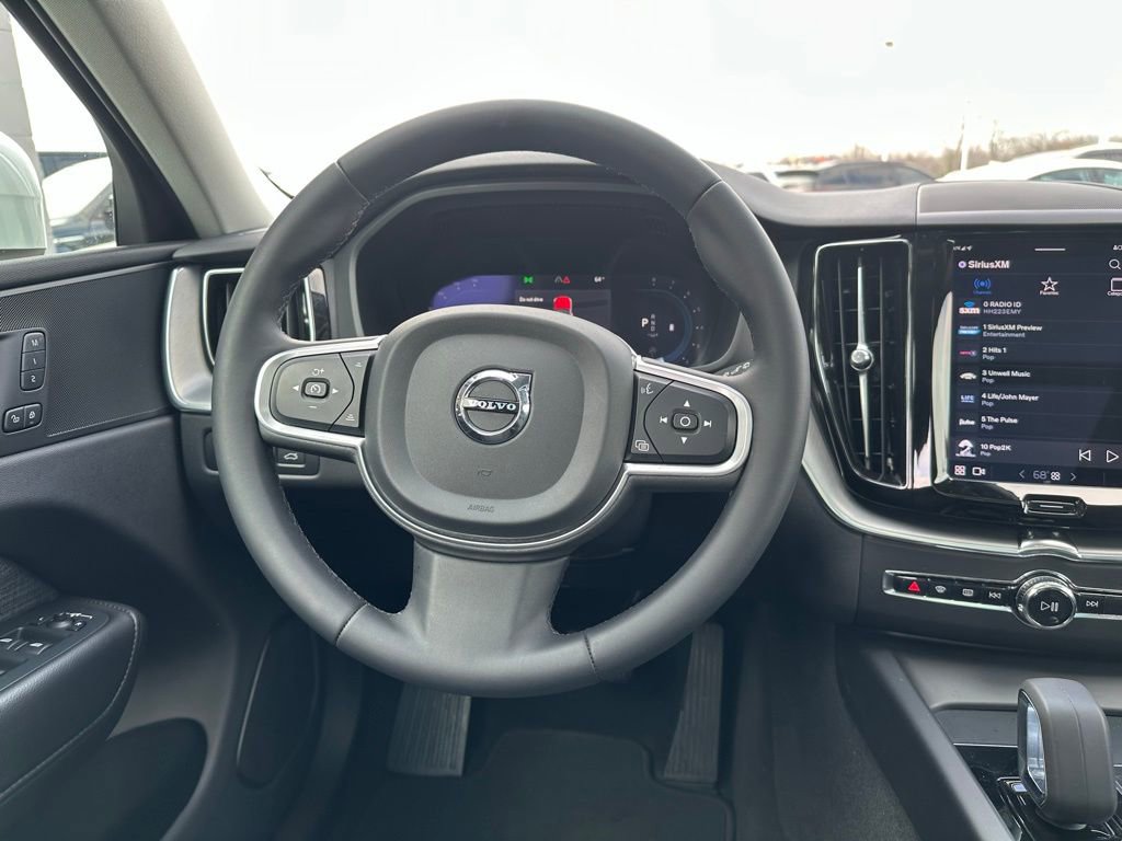 Used 2022 Volvo XC60 B5 Momentum image 18