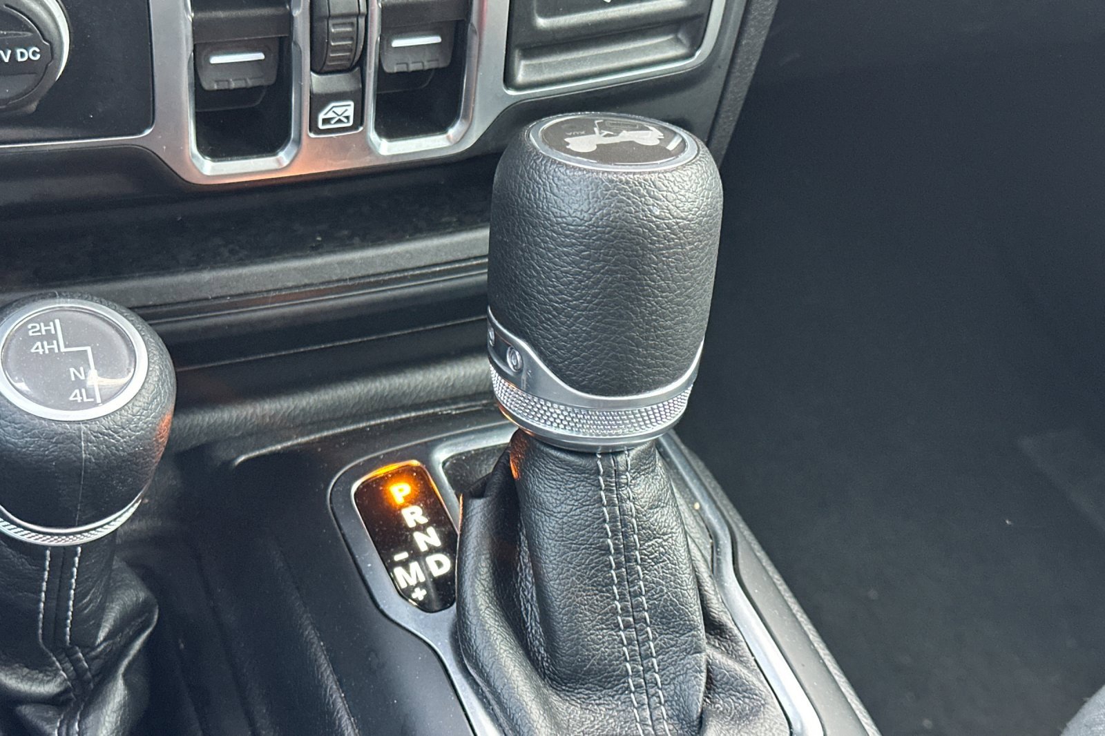 Used 2025 Jeep Wrangler Sahara image 32