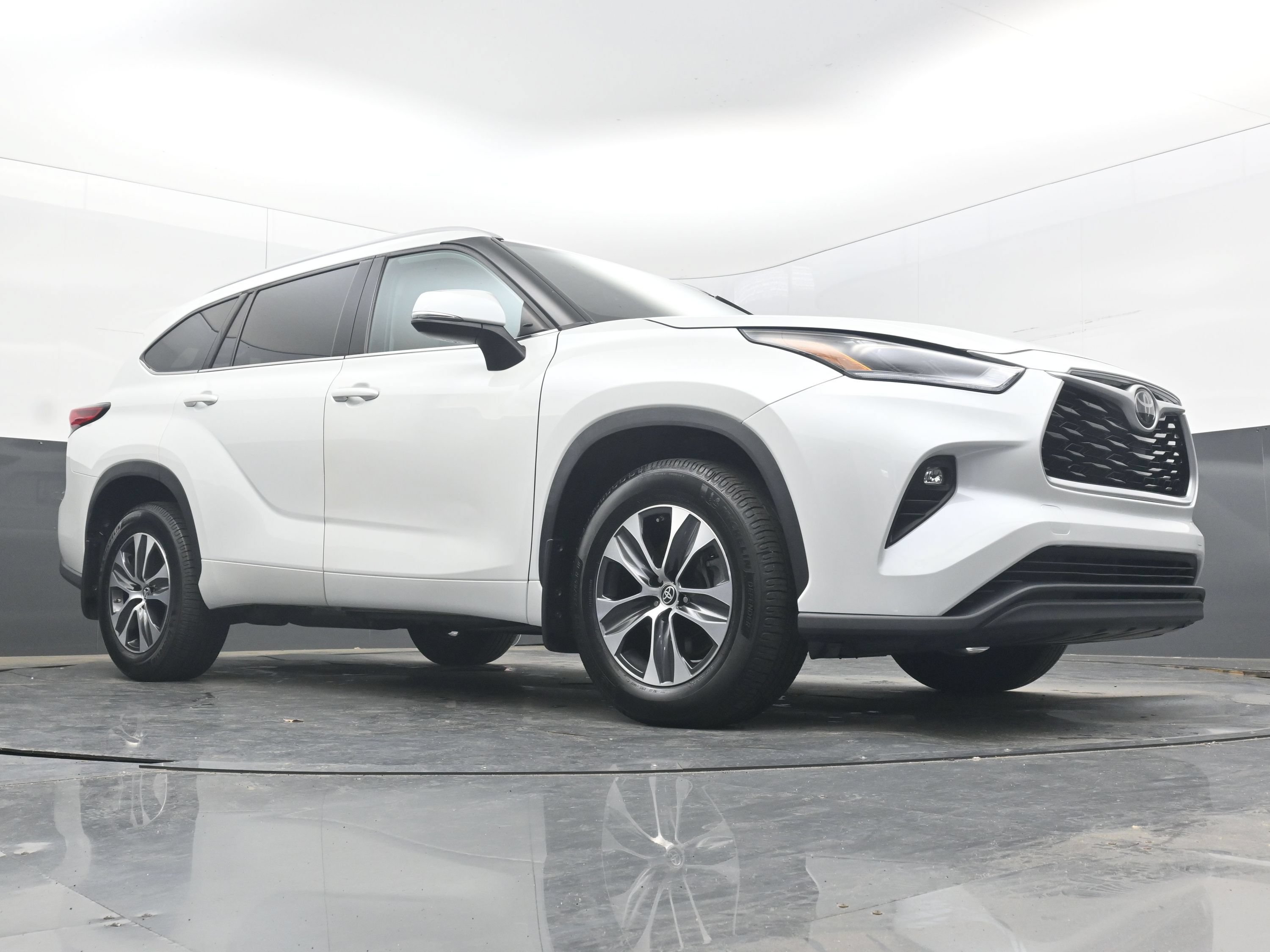 Used 2022 Toyota Highlander XLE AWD/4WD image 23