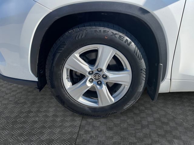 Used 2020 Toyota Highlander LE AWD/4WD image 14