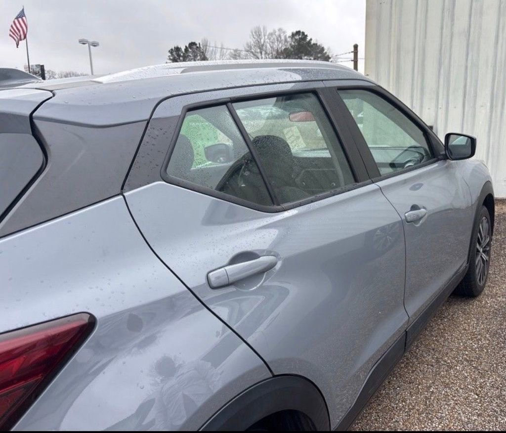 Used 2021 Nissan Kicks SV image 3