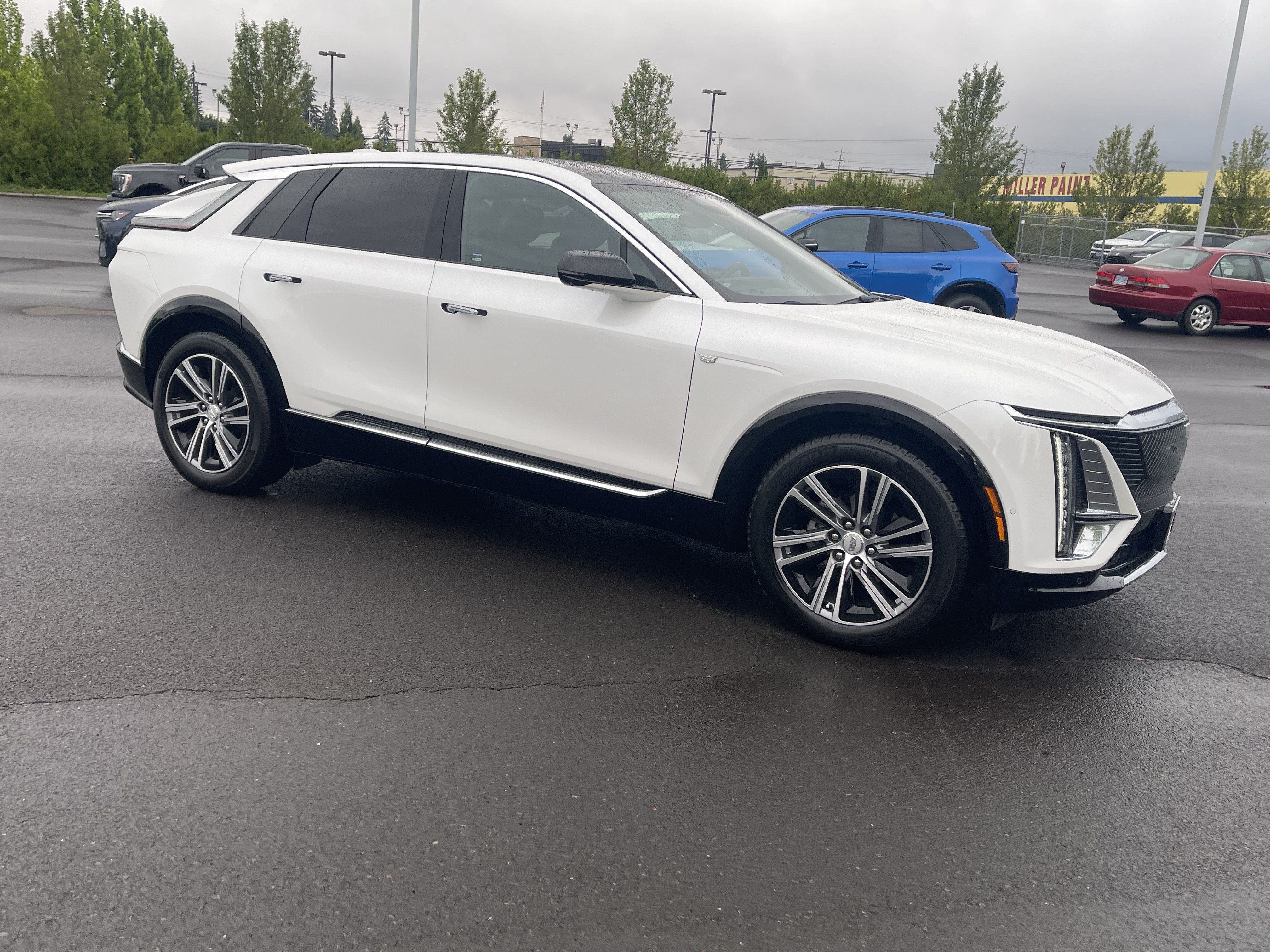Used 2024 Cadillac Lyriq Luxury AWD/4WD image 7