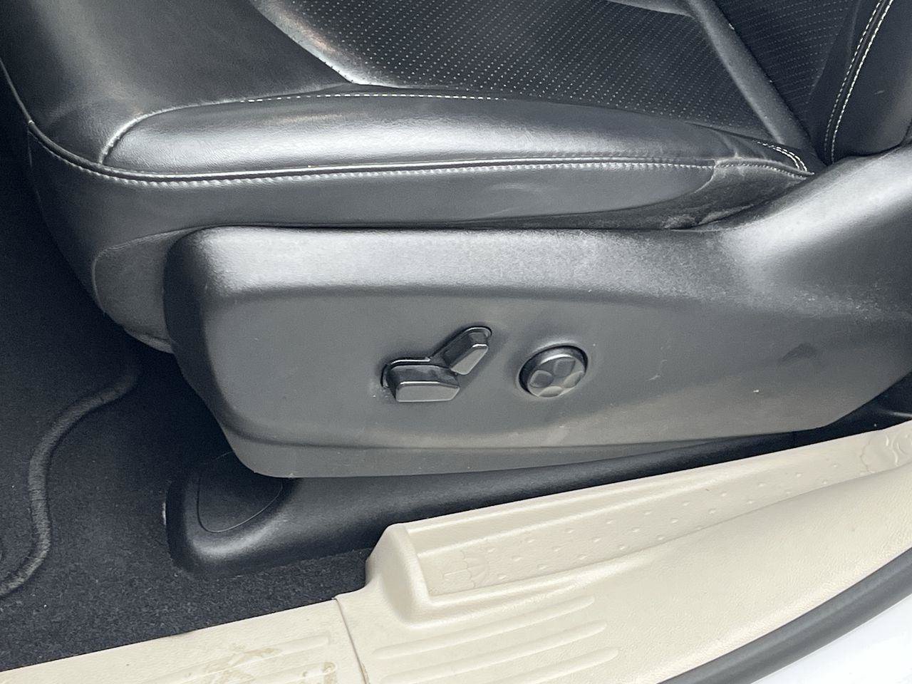 Used 2024 Chrysler Pacifica Touring-L FWD image 9