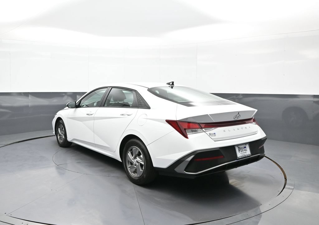Certified 2025 Hyundai Elantra SE w/ Cargo Package FWD image 8