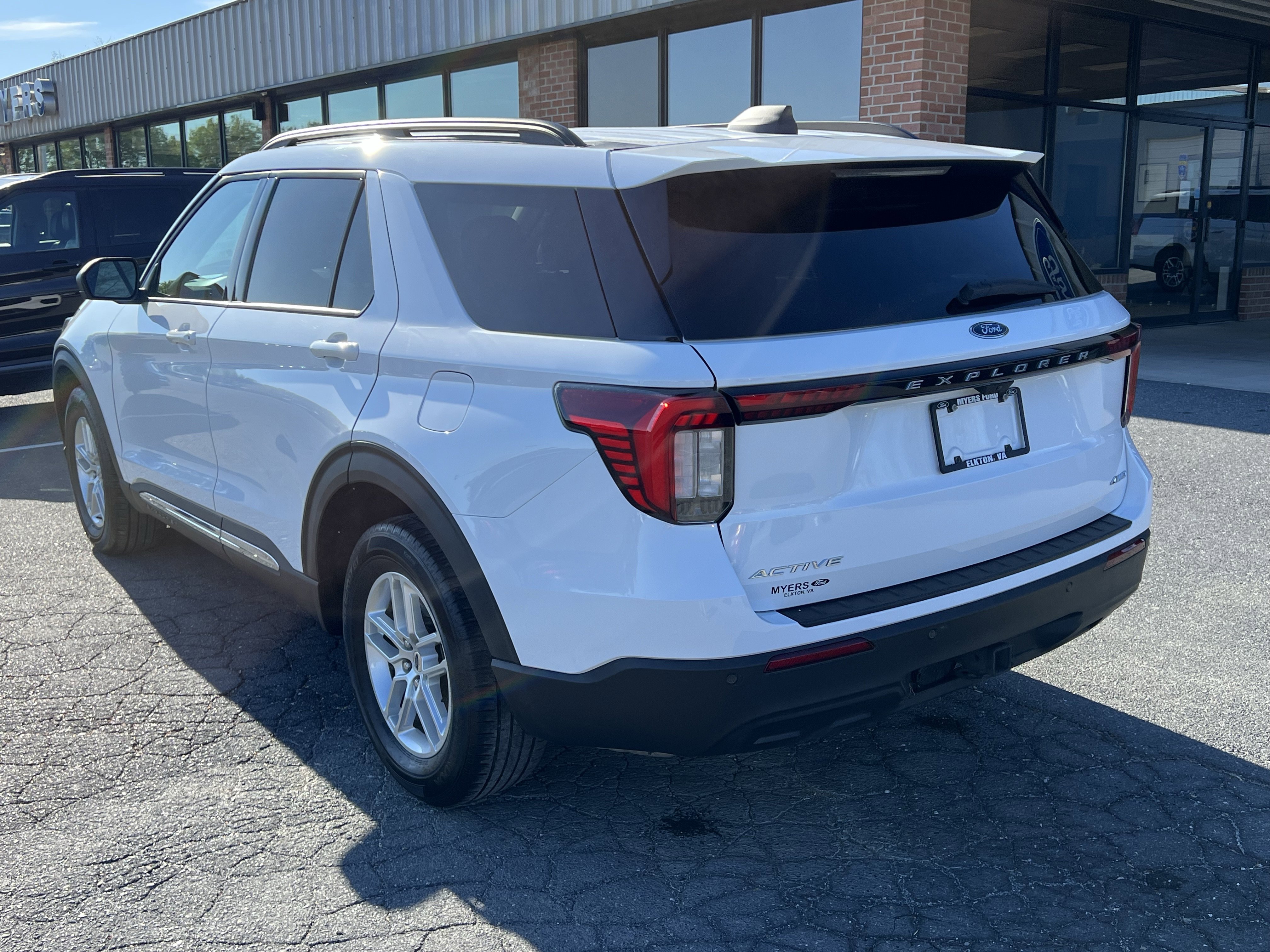 Used 2025 Ford Explorer Active AWD/4WD image 8