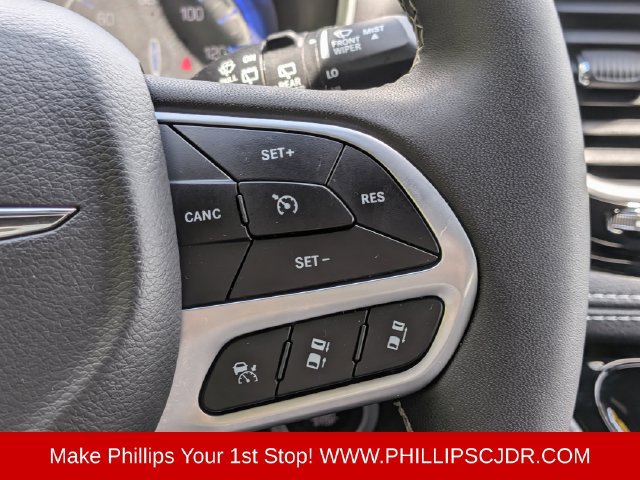 Used 2025 Chrysler Pacifica Select FWD image 25