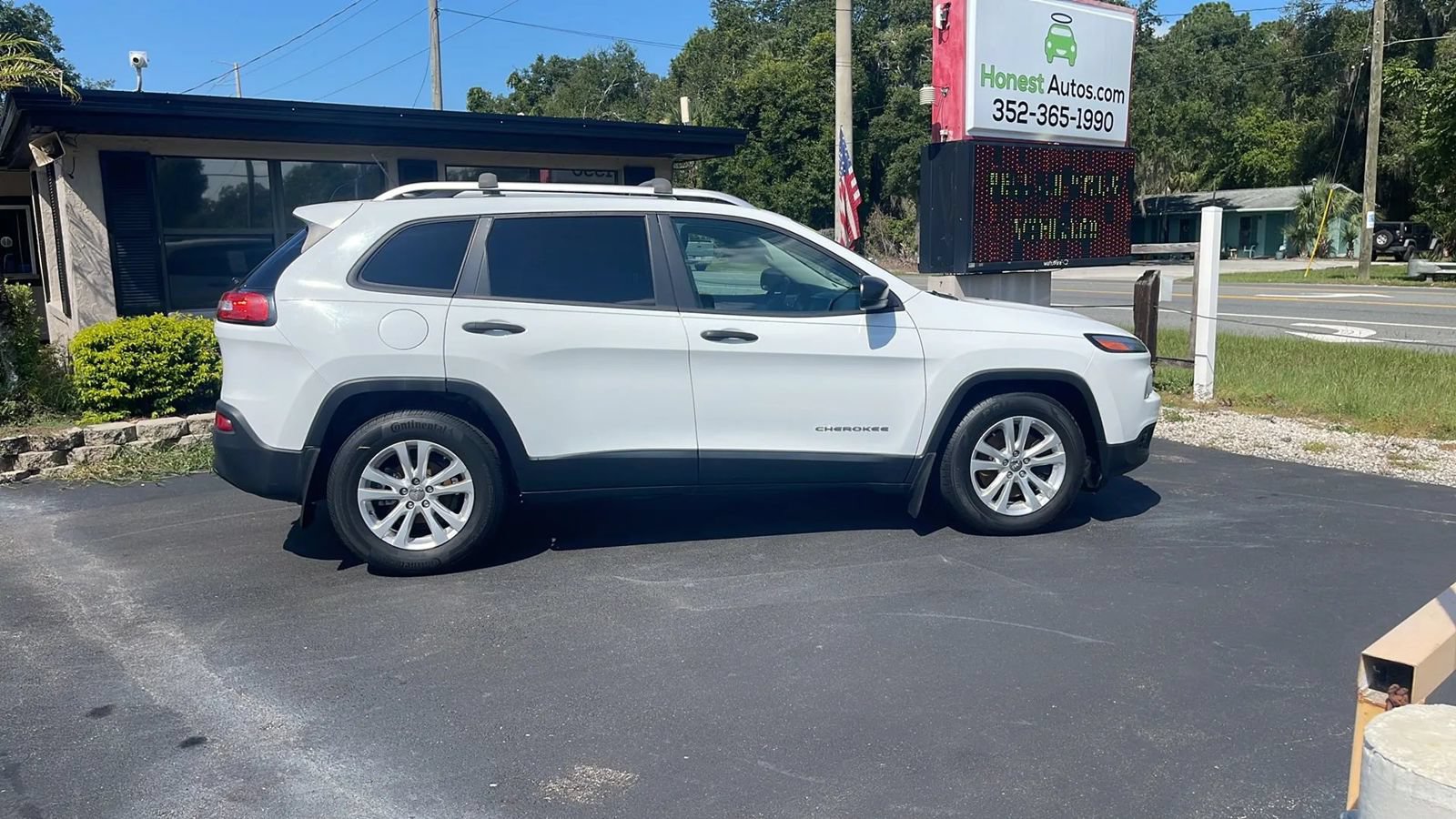 Used 2015 Jeep Cherokee Sport FWD image 8