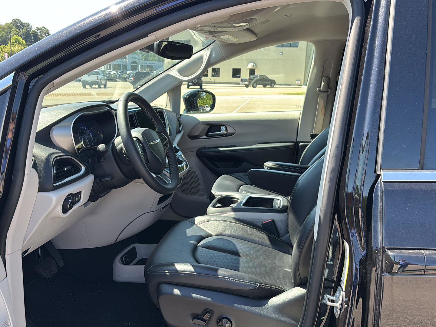 Used 2024 Chrysler Pacifica Touring-L FWD image 9