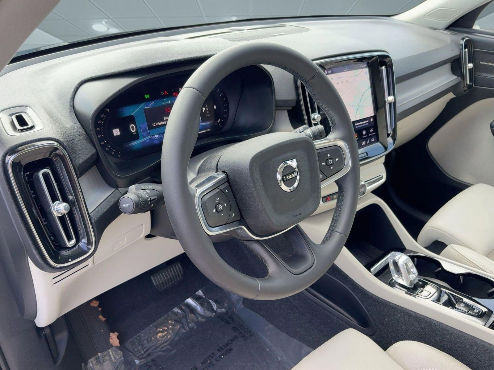 Used 2023 Volvo XC40 B5 Plus w/ Protection Package Premier image 4