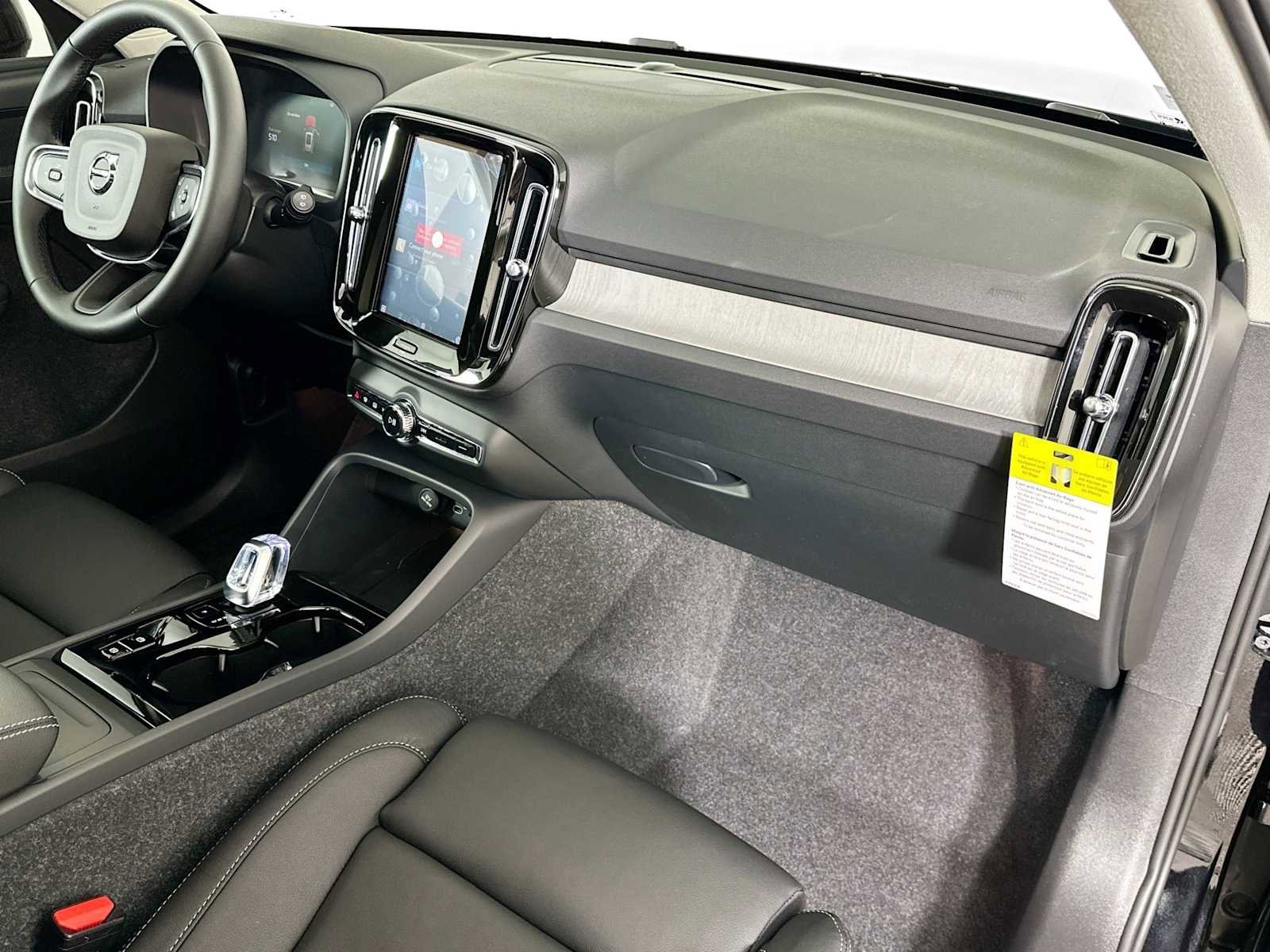 Used 2025 Volvo XC40 B5 Plus w/ Protection Package Premier image 25