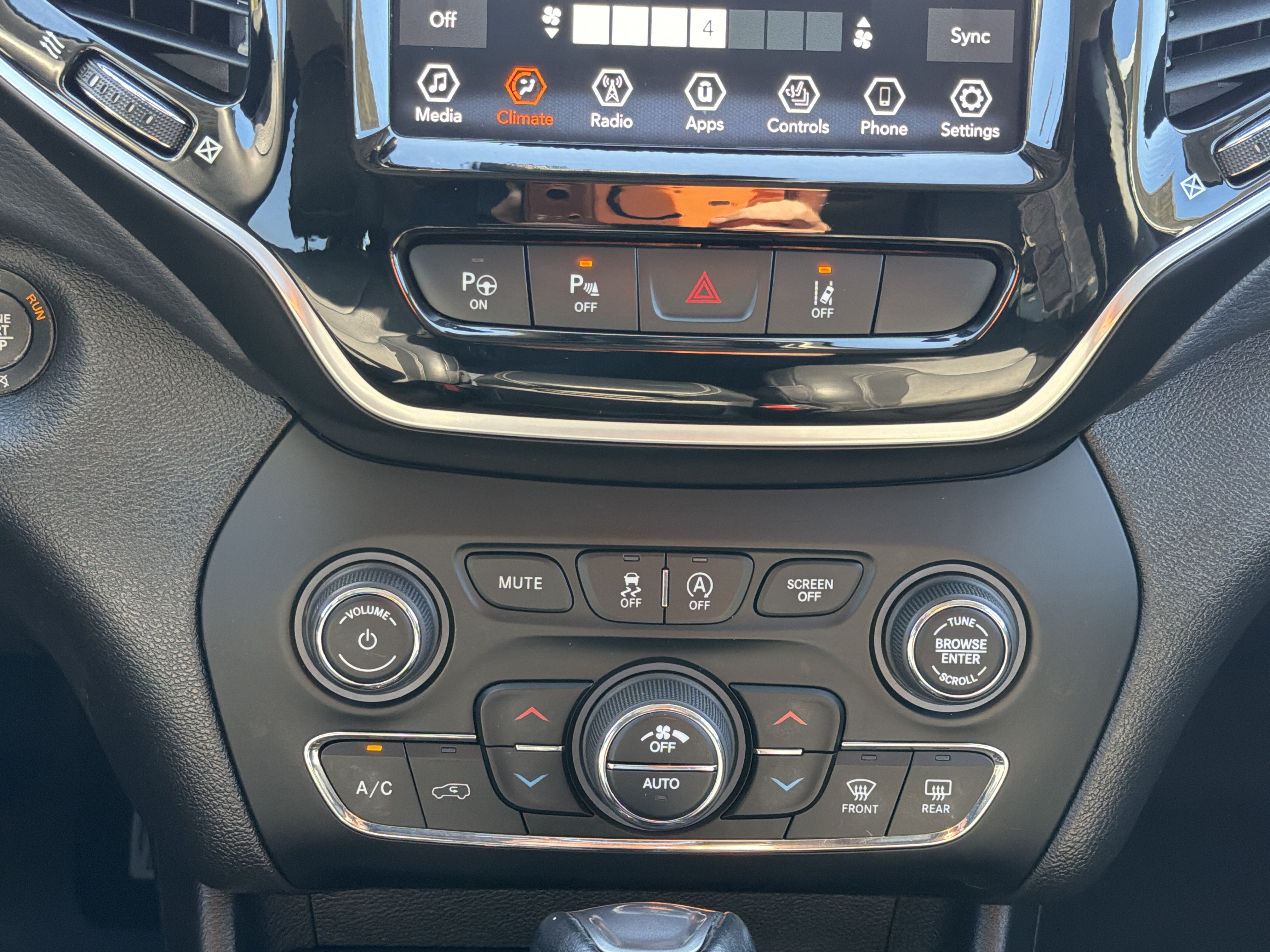 Used 2021 Jeep Cherokee Limited w/ Mopar Interior Package AWD/4WD image 18