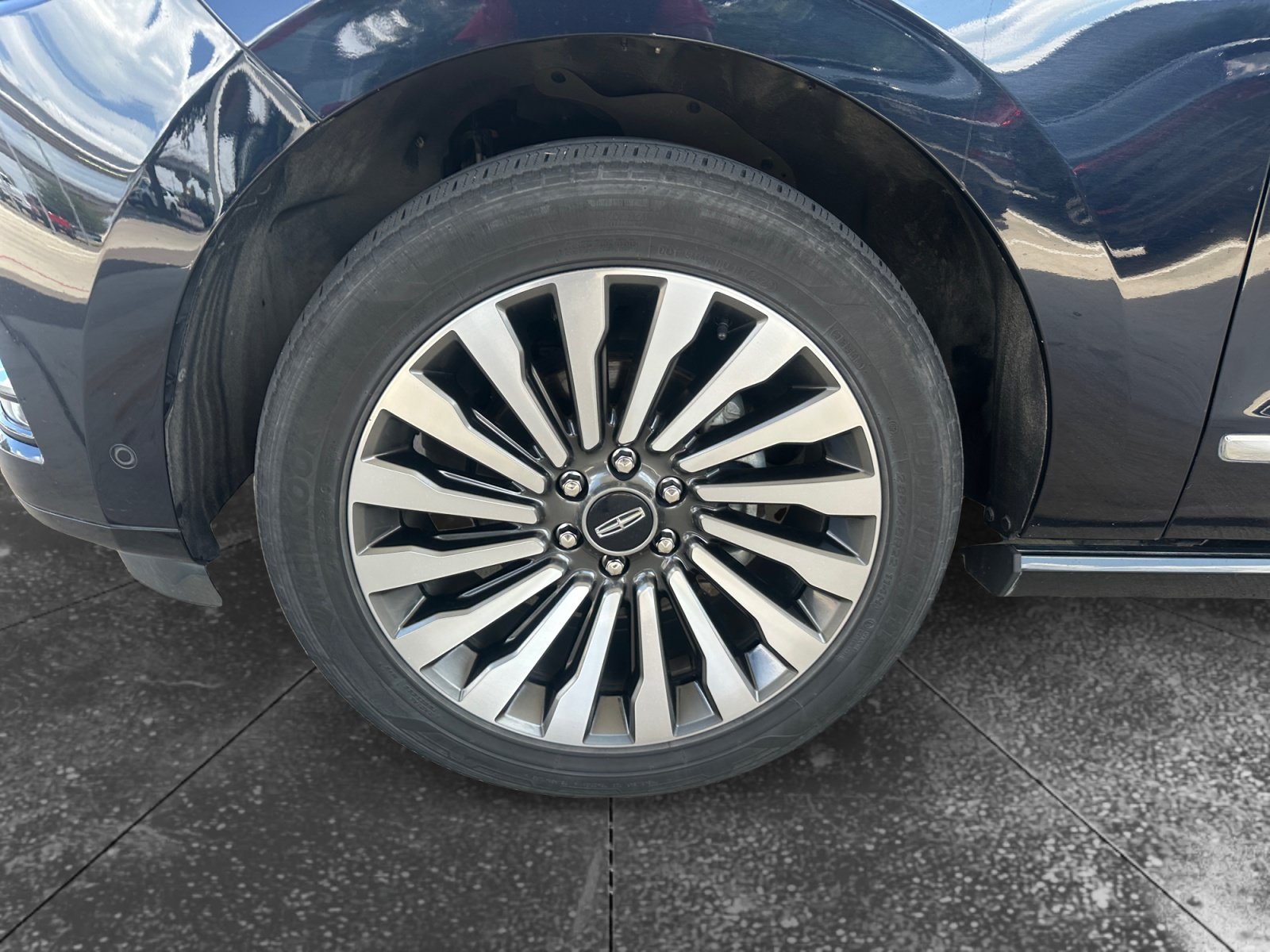 Used 2021 Lincoln Navigator Reserve w/ Luxury Package RWD image 9