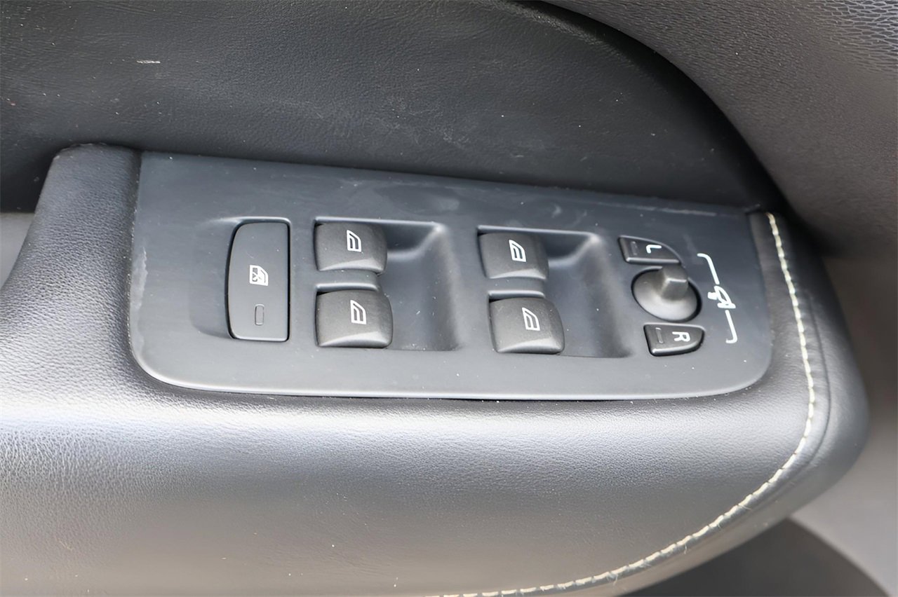 Used 2018 Volvo XC60 T8 R-Design w/ Vision Package image 11