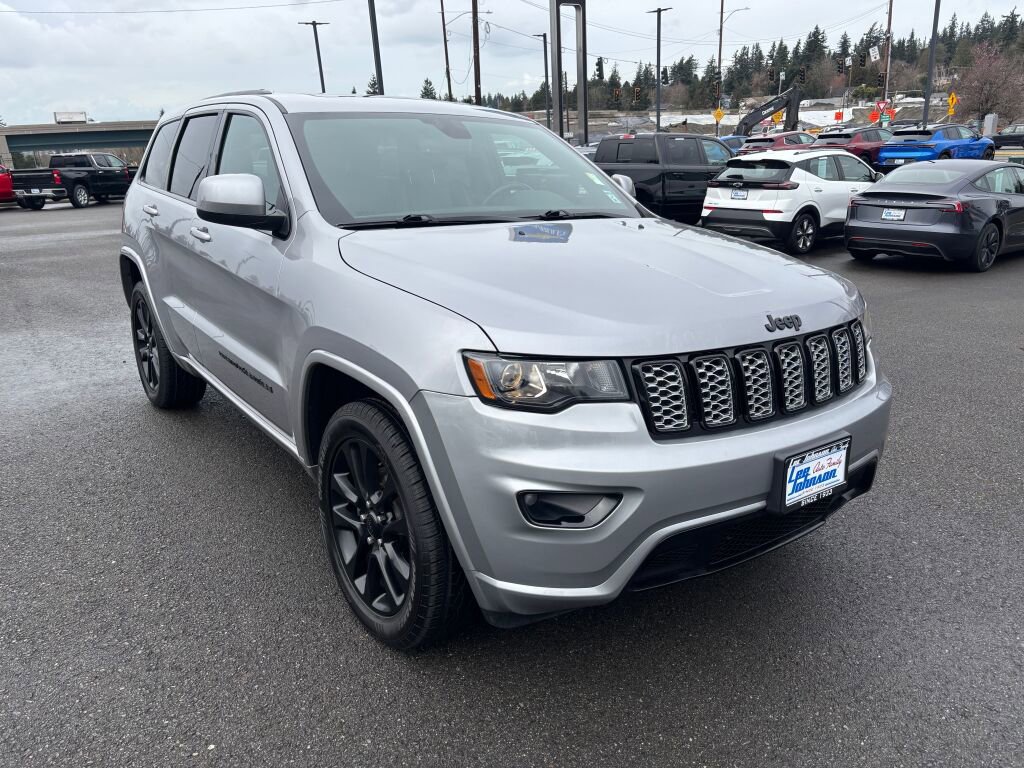 Used 2020 Jeep Grand Cherokee Altitude image 3