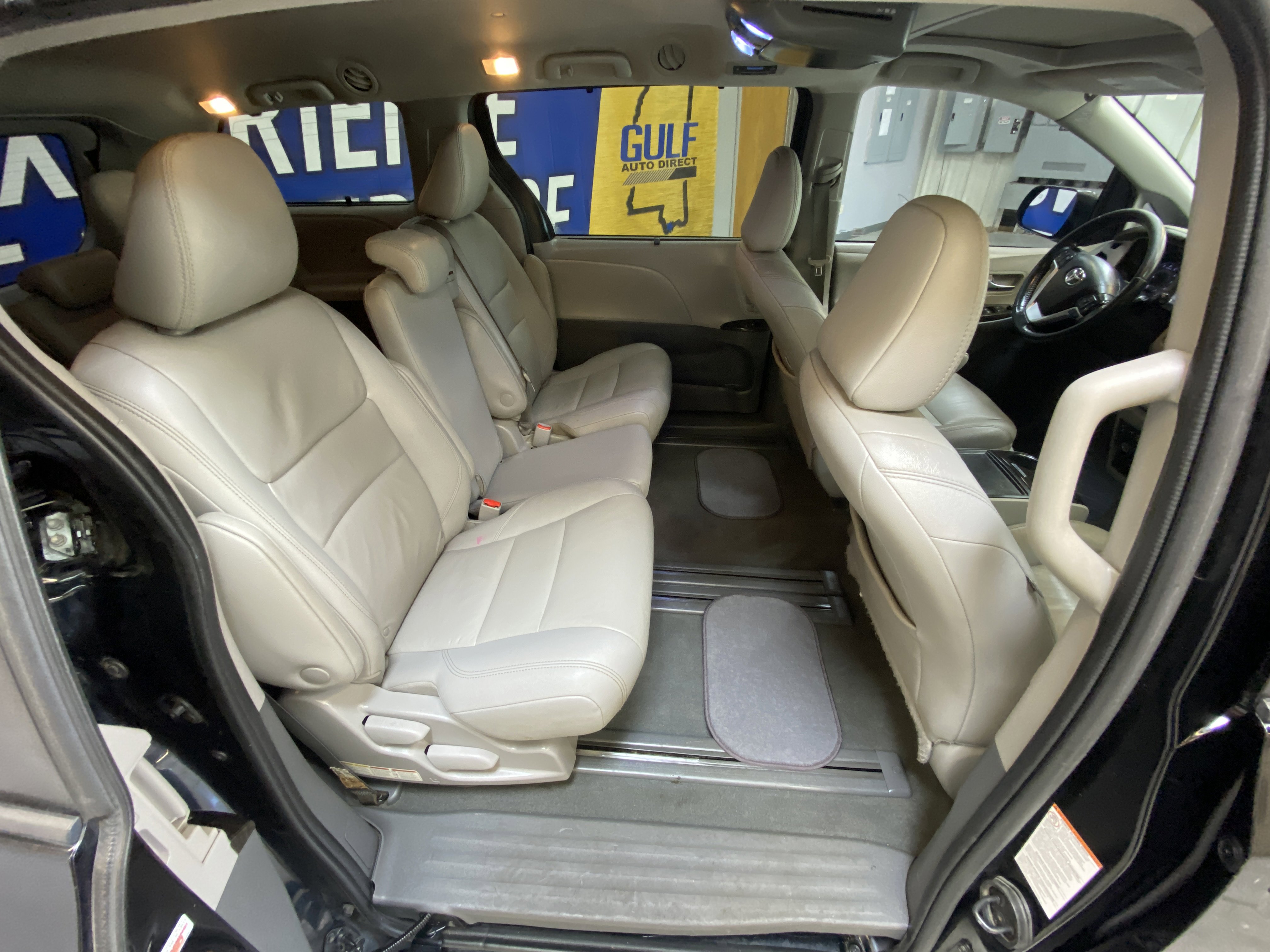 Used 2020 Toyota Sienna XLE w/ XLE Navigation Package image 28