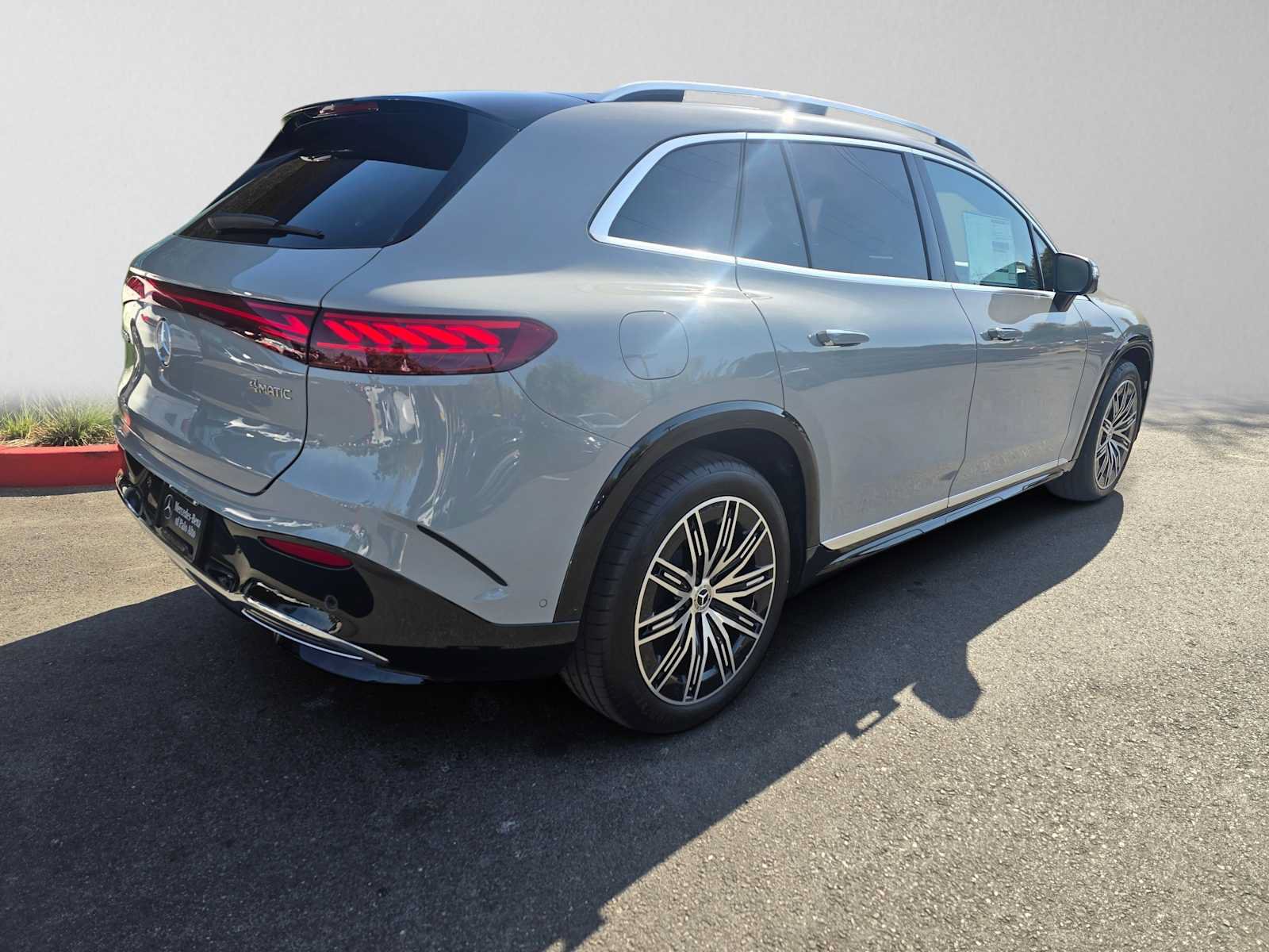 New 2027 Mercedes-Benz EQS 400 4MATIC SUV image 3