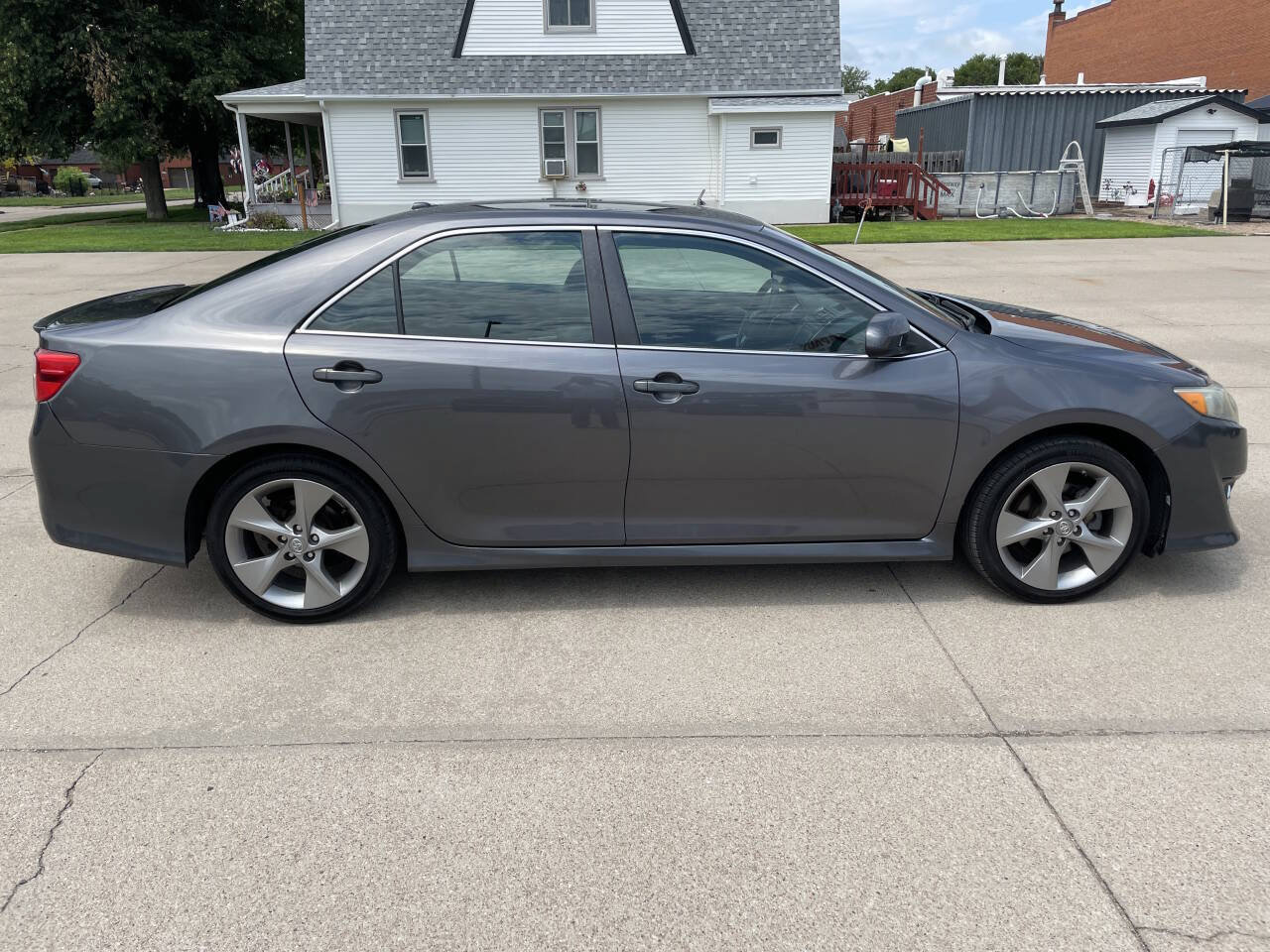 Used 2014 Toyota Camry SE w/ Leather Package FWD image 3