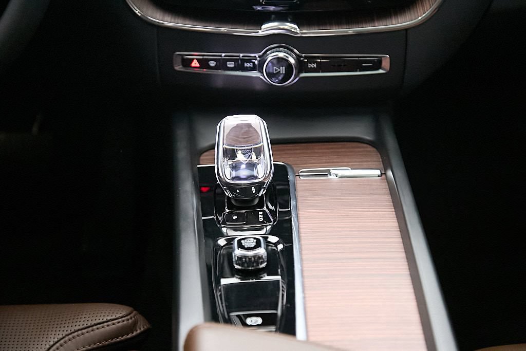 Certified 2023 Volvo XC60 T8 Ultimate w/ Climate Package AWD/4WD image 30
