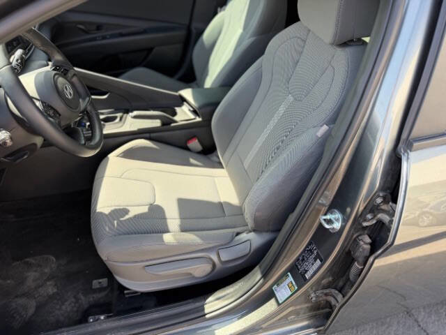 Used 2025 Hyundai Elantra Sport FWD image 15