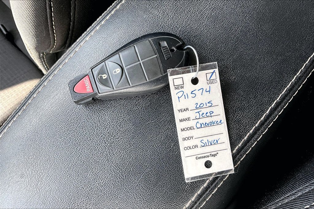 Used 2015 Jeep Cherokee Latitude FWD image 24