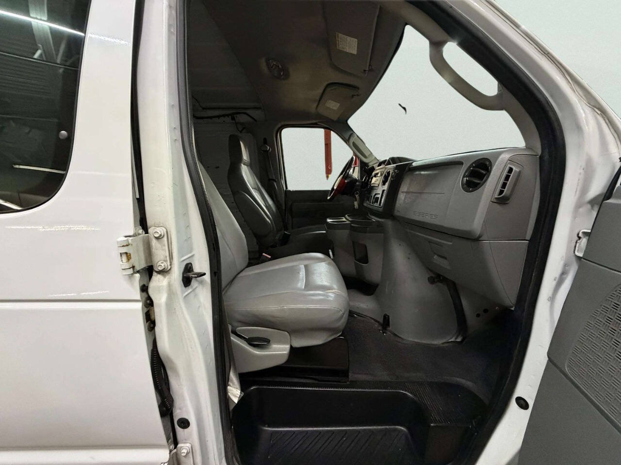 Used 2010 Ford E-350 and Econoline 350 Extended Super Duty RWD image 27