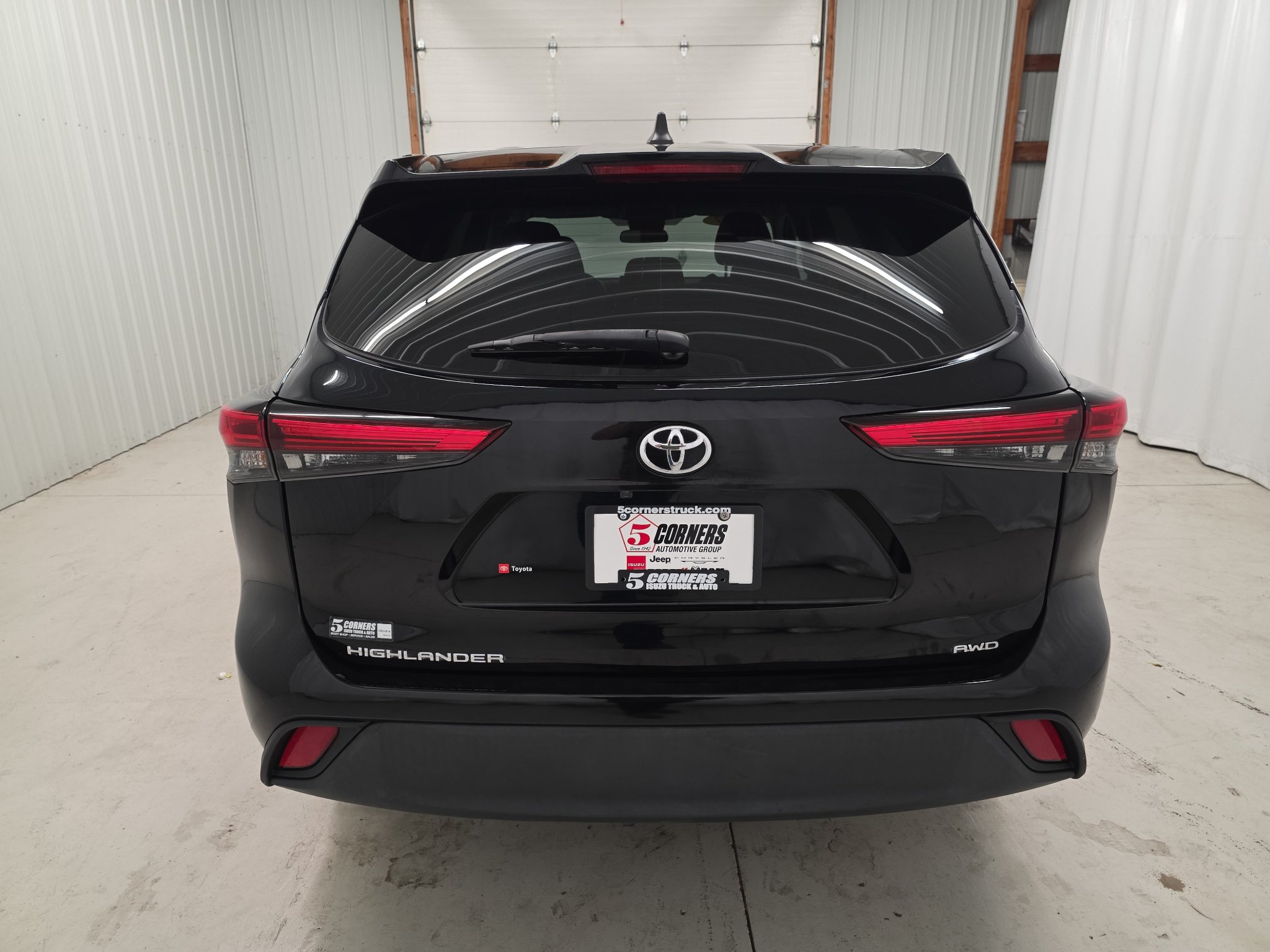 Used 2023 Toyota Highlander L AWD/4WD image 11
