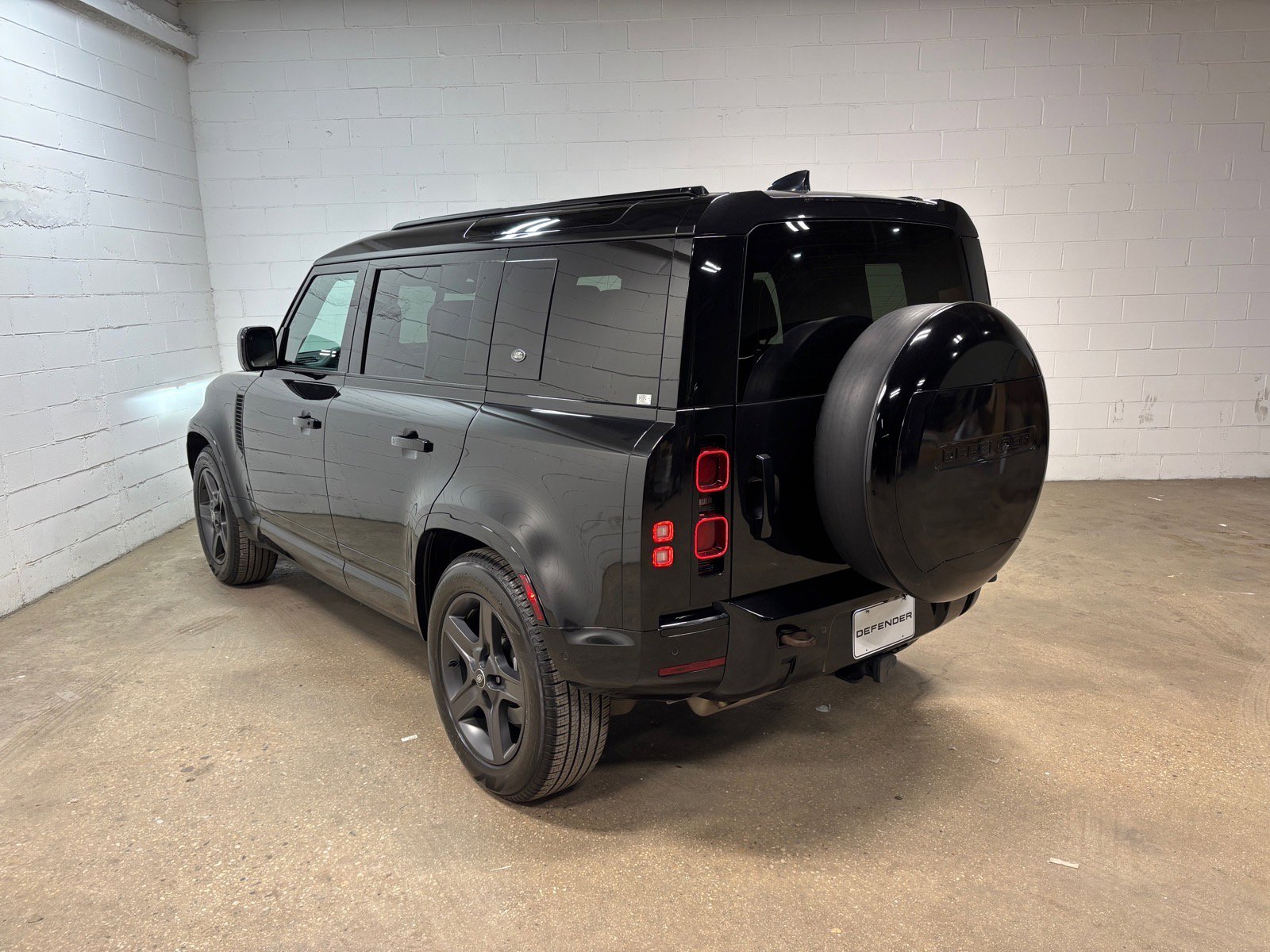 Used 2023 Land Rover Defender 110 X-Dynamic SE image 9