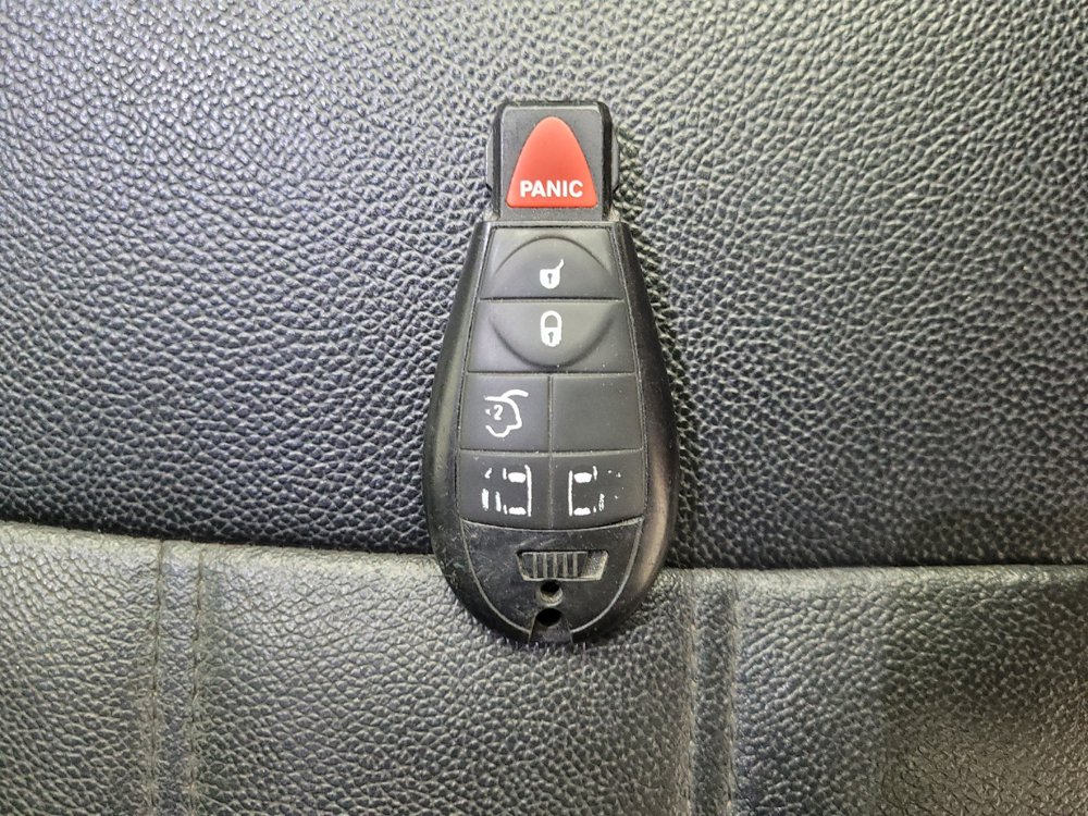 Used 2016 Chrysler Town & Country Touring FWD image 32