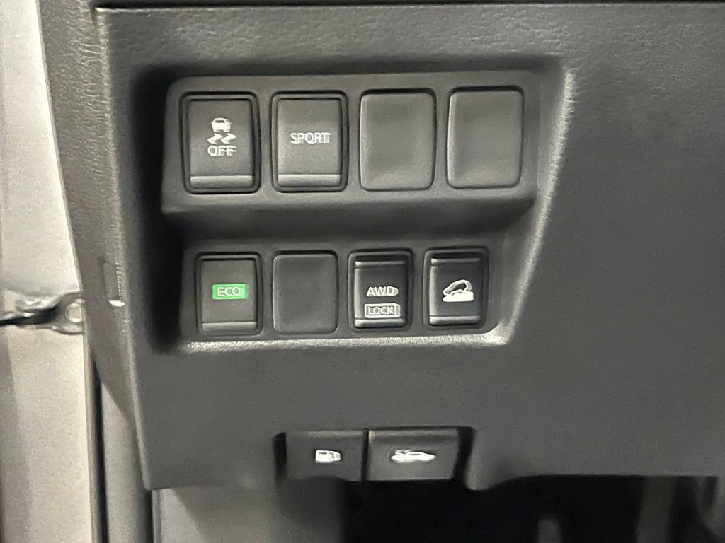 Used 2016 Nissan Rogue SV AWD/4WD image 14