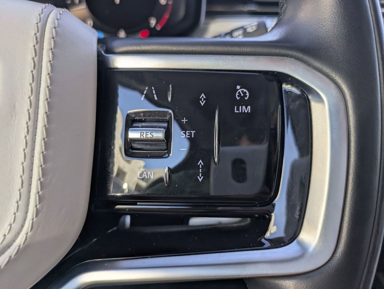 Used 2023 Land Rover Range Rover Sport SE AWD/4WD image 18