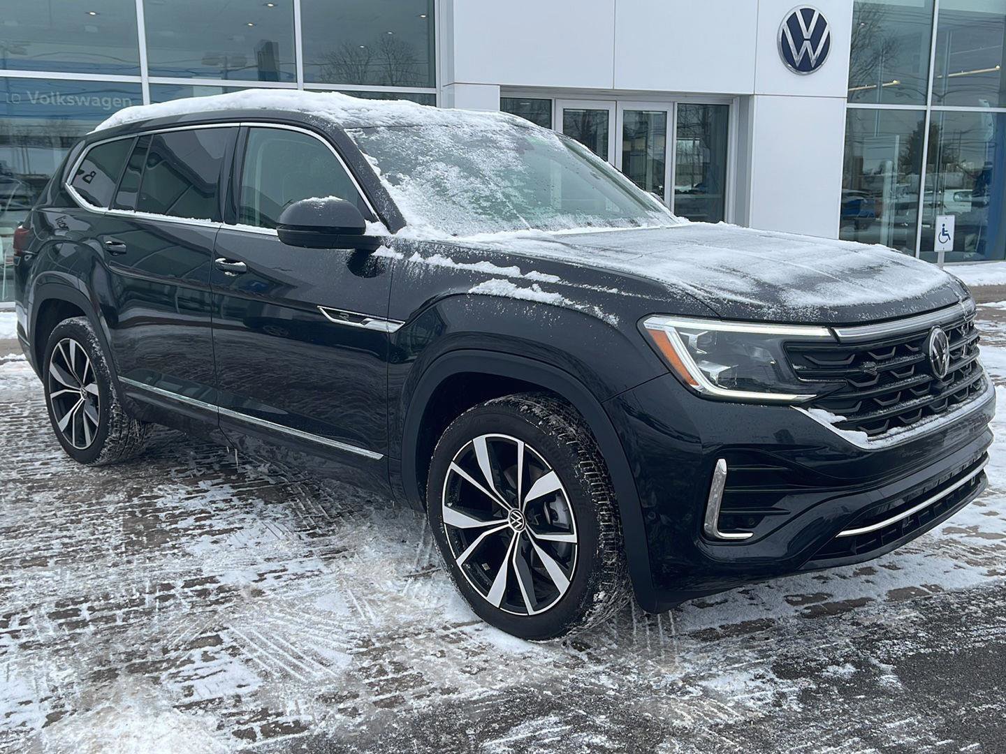 Used 2025 Volkswagen Atlas SEL Premium R-Line image 3