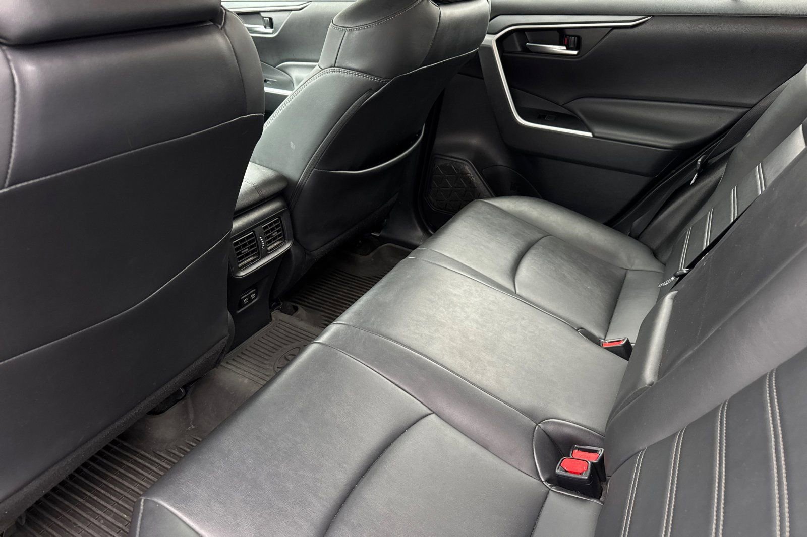 Used 2021 Toyota RAV4 XLE Premium image 14