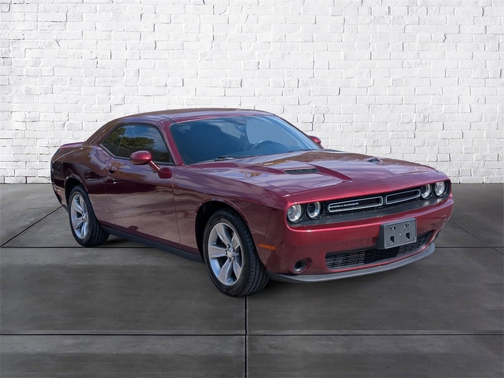 Used 2019 Dodge Challenger SXT image 2