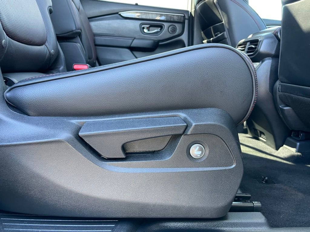Certified 2025 Honda Pilot Black Edition image 38