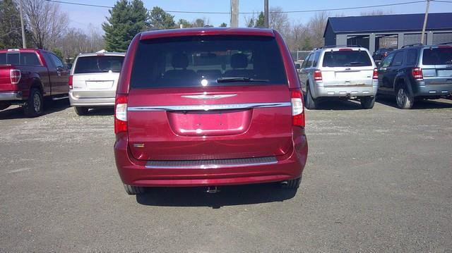 Used 2016 Chrysler Town & Country Touring FWD image 4
