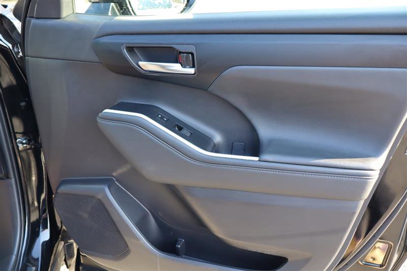 Used 2025 Toyota Highlander XSE image 13