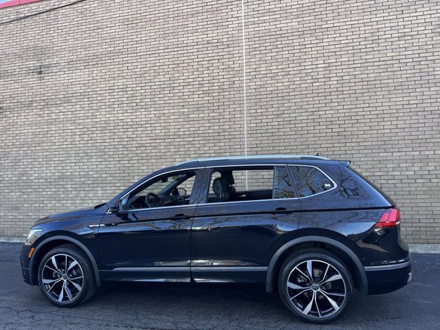 Used 2022 Volkswagen Tiguan SEL R-Line AWD/4WD image 37