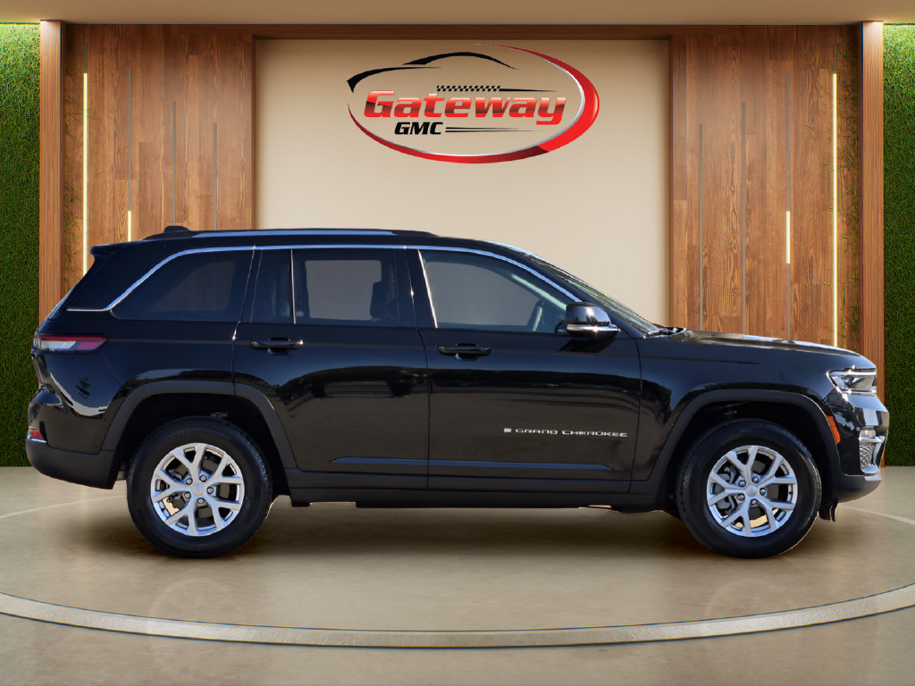 Used 2023 Jeep Grand Cherokee Limited AWD/4WD image 4