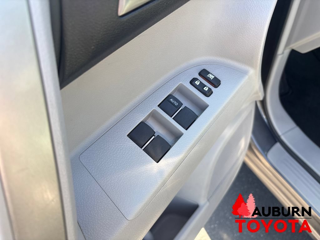 Used 2013 Toyota Highlander SE FWD image 10
