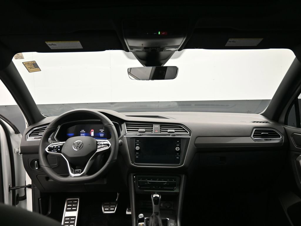 Used 2023 Volkswagen Tiguan SE R-Line image 28